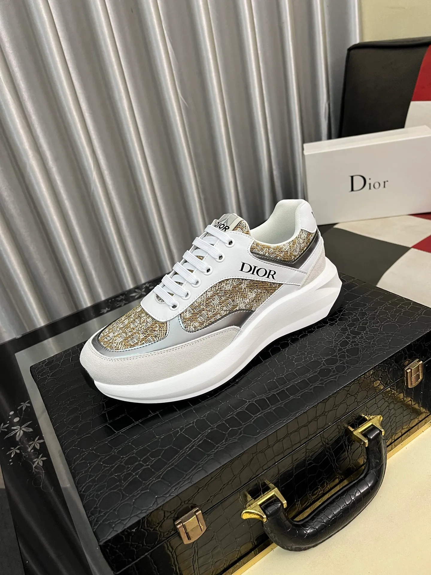 Men's men's shoes💰440⌚️⌚️[Dior] 25ss new product B01 moral training shoes. The toe dimensions of the couple's style are a bit wider. The upper foot comfort is perfect. The threads are beautiful. Perfectly suitable for trousers. Decorated with various classic details. Ideal for daily looks. Can be matched with various casual items to create exquisite looks. Fabric: top layer cowhide/lining sheepskin TPU original outsole Code number: 38-444️⃣Colors available